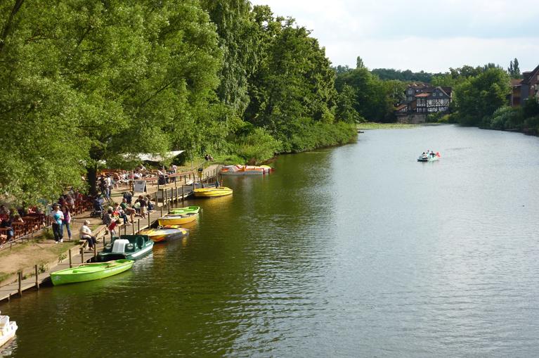 Heerlijke terrasjes om pauze te houden aan rivier de Lahn in Duitsland