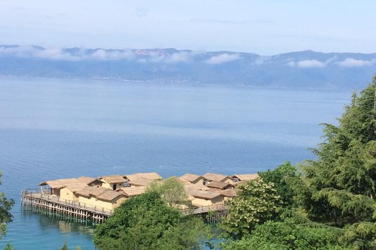 Schitterend uitzicht over het meer van Ohrid, op de grens van Noord-Macedonië en Albanië