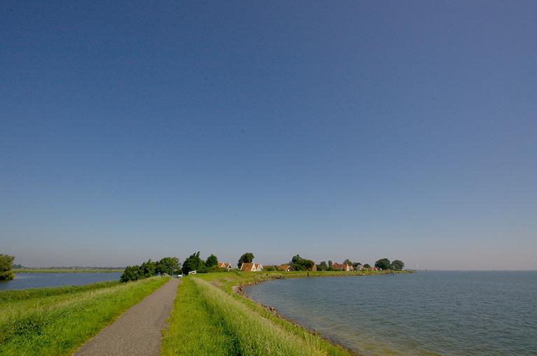 Uitzicht over het IJsselmeer tijdend het bekende Nederlandse 