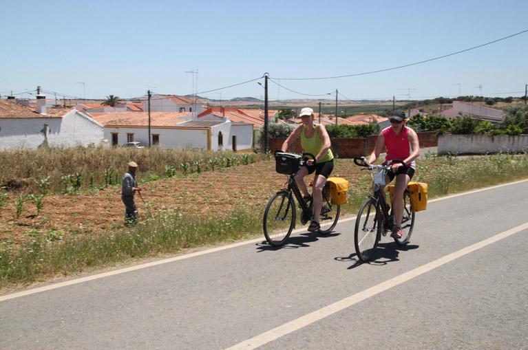 Samen fietsen in de Portugese regio Alentejo tijdens een heerlijke fietsvakantie