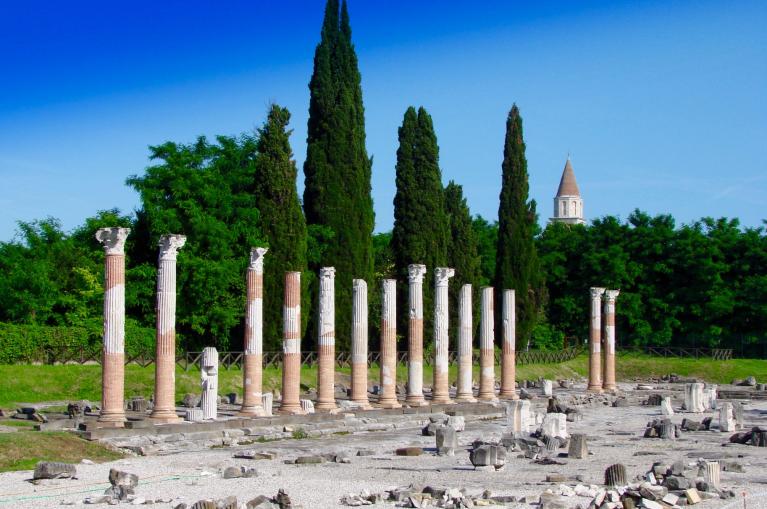 Fietsen langs Aquileia, de vroegere Romeinse stad, vlakbij de Adriatische Zee.
