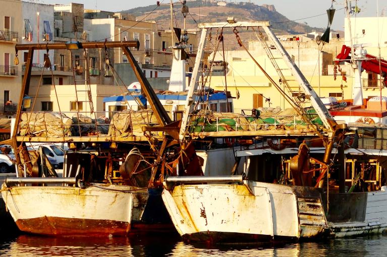 vissersboten in de haven van Trapani