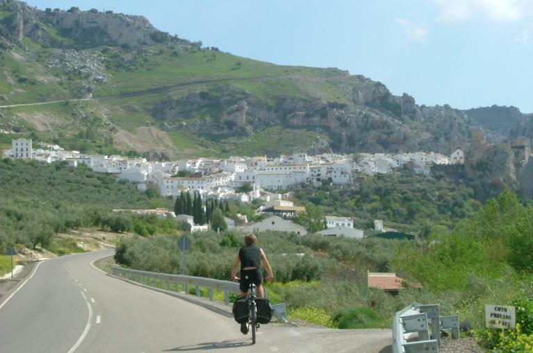 Fietsen over prachtige weggetjes langs witte dorpjes in Andalusië, Spanje
