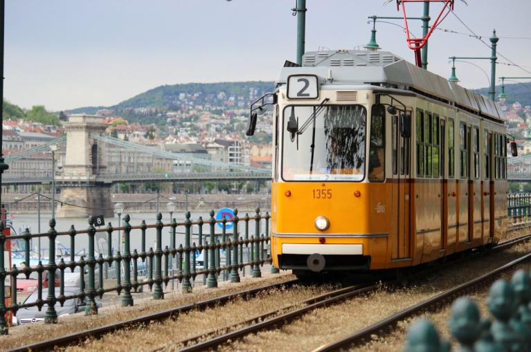 Tram in Boedapest. Geniet van de twee mooie steden Boedapest en Wenen tijdens uw Donauradweg fietsvakantie.