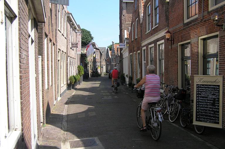 Fietsen door dorpjes tijdens Rondje IJsselmeer