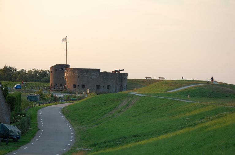 Oud fort tijdens de Rondje IJsselmeer fietsvakantie