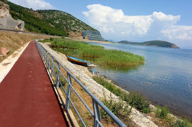 Fietsen langs het meer van Ohrid tijdens deze fietsvakantie door Macedonië en Albanië