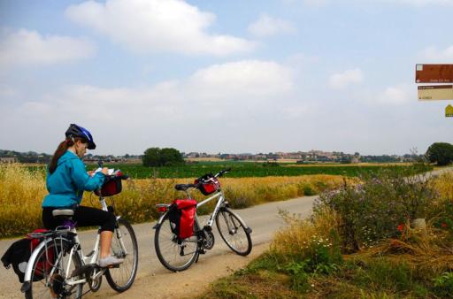 Even de route checken tijdens het fietsen door Catalonië