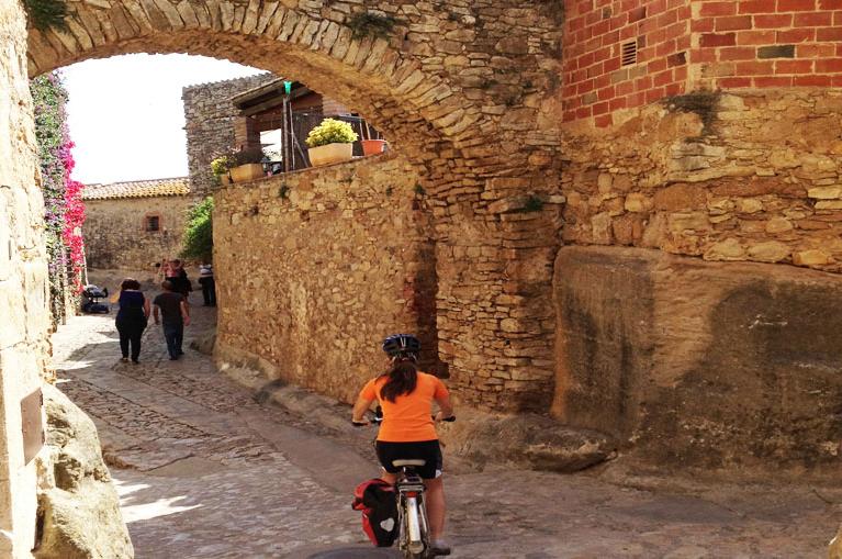 Fietsen door oude straatjes: authentiek Catalonië is een geweldige bestemming voor een fietsvakantie