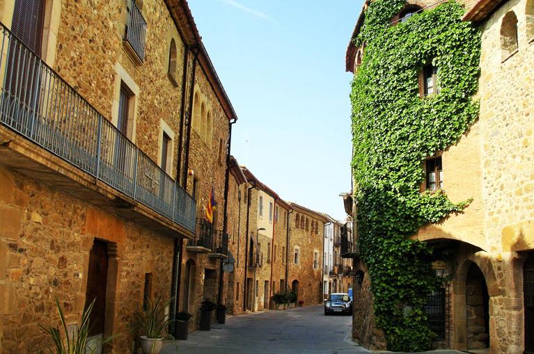 Pittoreske straatjes in authentieke Catalaanse dorpjes: een lust voor het oog tijdens uw fietsvakantie in Spanje