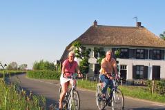 Fietsen over dijk