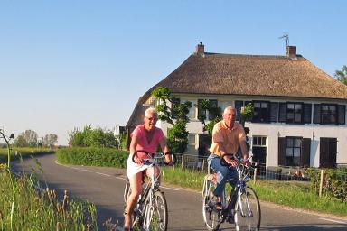 Fietsen over dijk