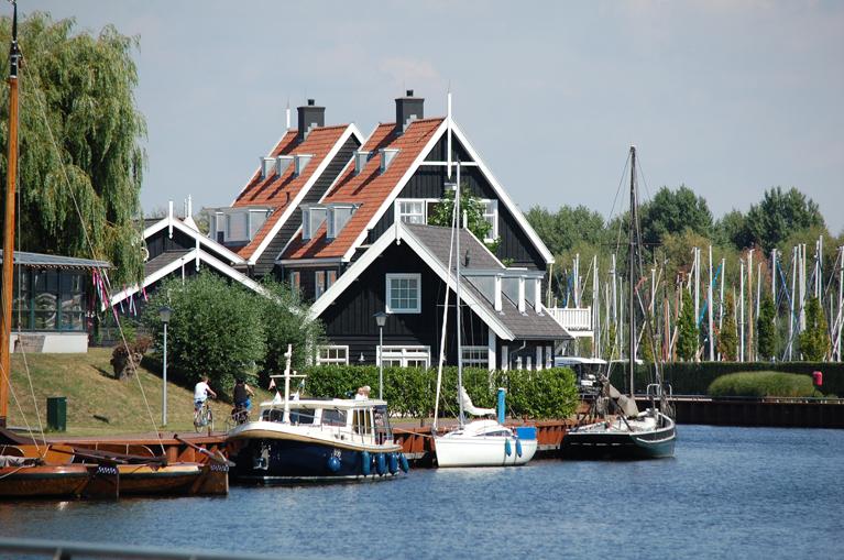 Huizen en haven tijdens het Rondje IJsselmeer