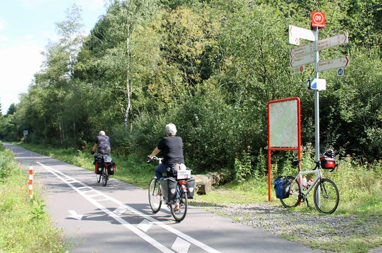 Deels licht fietsen op de Vennbahn fietsroute. Boek uw fietsvakantie met bagagevervoer bij Fietsrelax