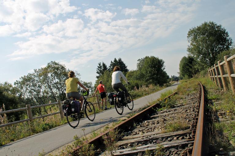 Voormalige spoorbaan, tijdens de Vennbahn fietsvakantie fietst u langs oude spoorlijnen